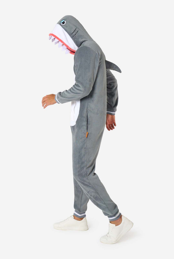 Ein Mann trägt einen grau-weißen Hai Onesie, Teil der Tier Onesie Kollektion von OppoSuits.