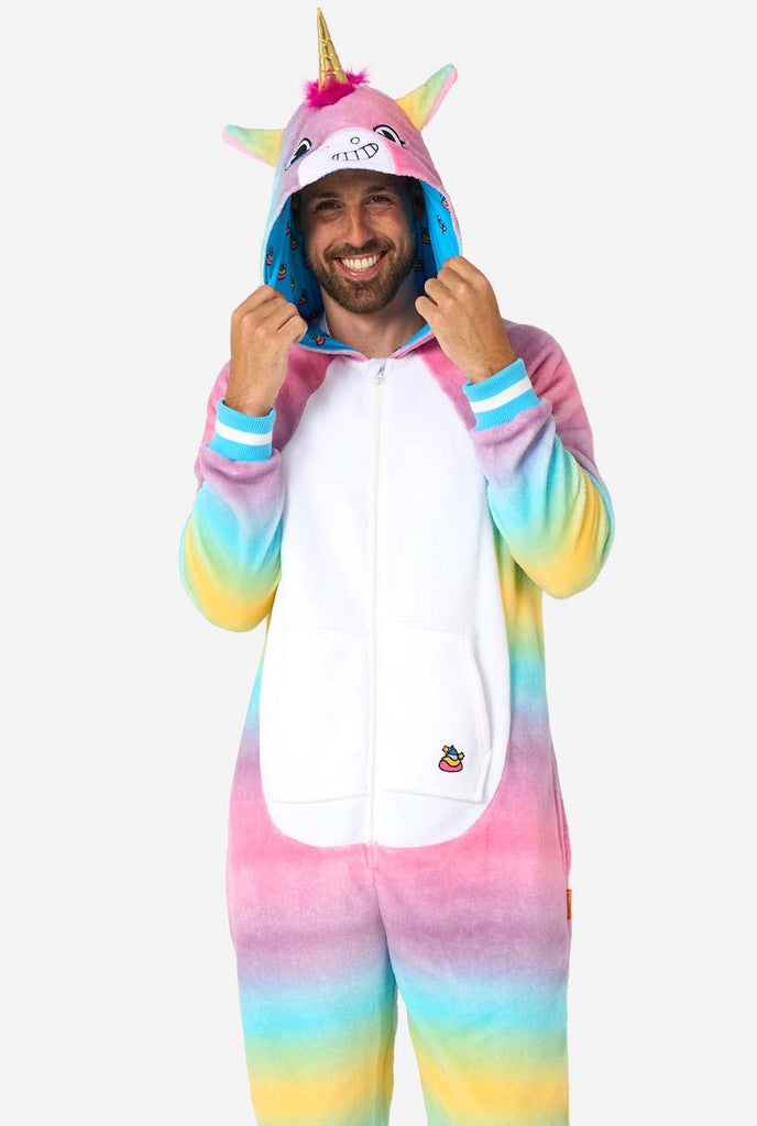 Ein Mann trägt einen weiß-rosa Unicorn Onesie, Teil der Tier Onesie Kollektion von OppoSuits.