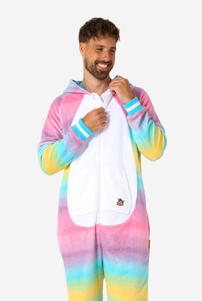 Ein Mann trägt einen weiß-rosa Unicorn Onesie, Teil der Tier Onesie Kollektion von OppoSuits.