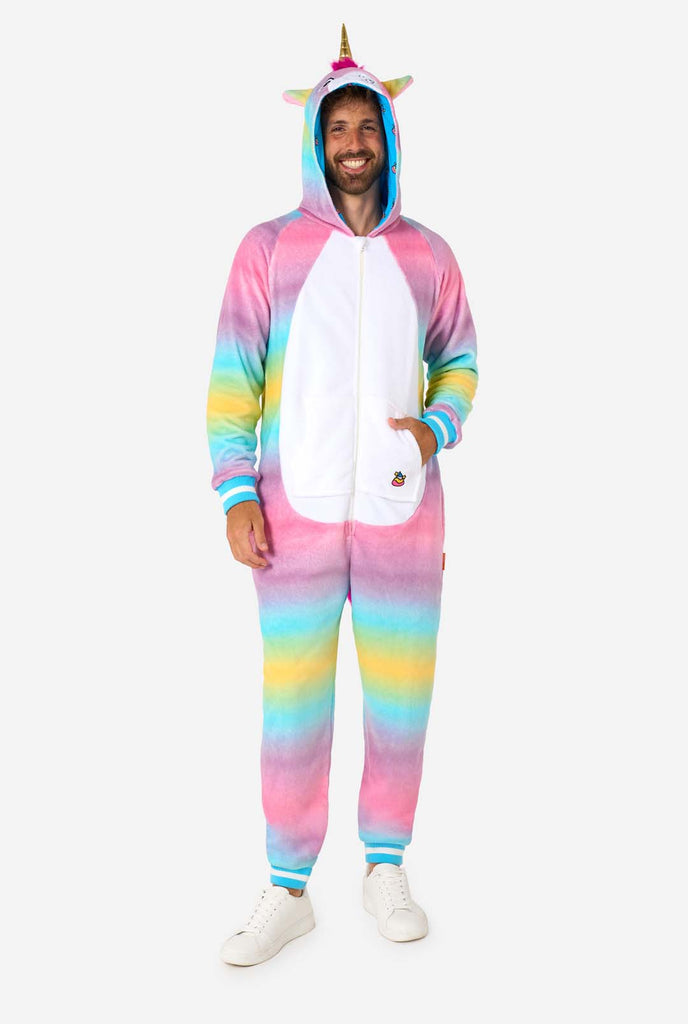 Ein Mann trägt einen weiß-rosa Unicorn Onesie, Teil der Tier Onesie Kollektion von OppoSuits.