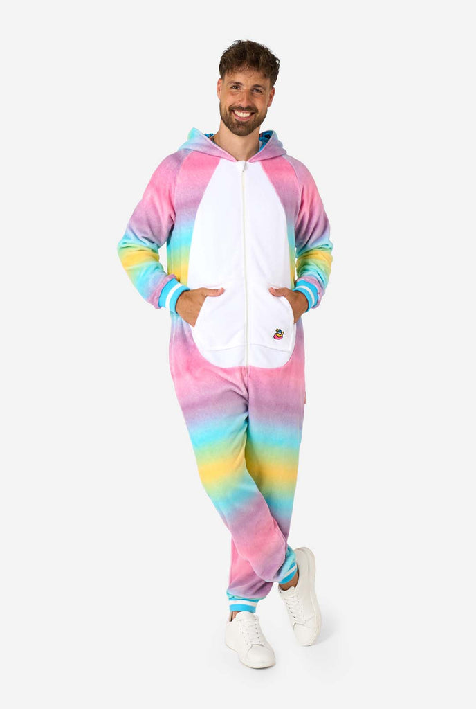 Ein Mann trägt einen weiß-rosa Unicorn Onesie, Teil der Tier Onesie Kollektion von OppoSuits.