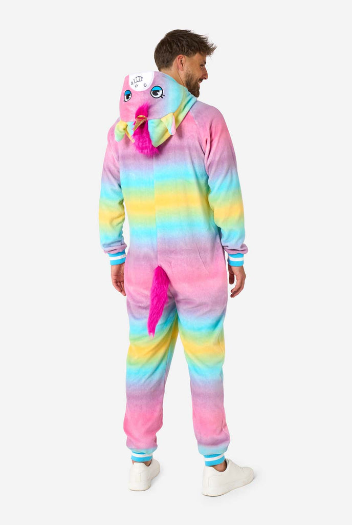 Ein Mann trägt einen weiß-rosa Unicorn Onesie, Teil der Tier Onesie Kollektion von OppoSuits.