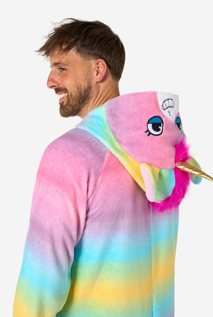 Ein Mann trägt einen weiß-rosa Unicorn Onesie, Teil der Tier Onesie Kollektion von OppoSuits.