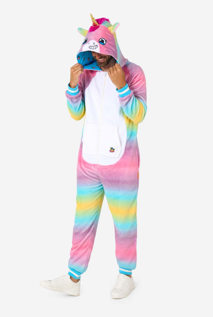 Ein Mann trägt einen weiß-rosa Unicorn Onesie, Teil der Tier Onesie Kollektion von OppoSuits.