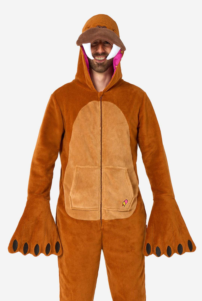 Ein Mann trägt einen braunen Walross Onesie, Teil der Tier Onesie Kollektion von OppoSuits.