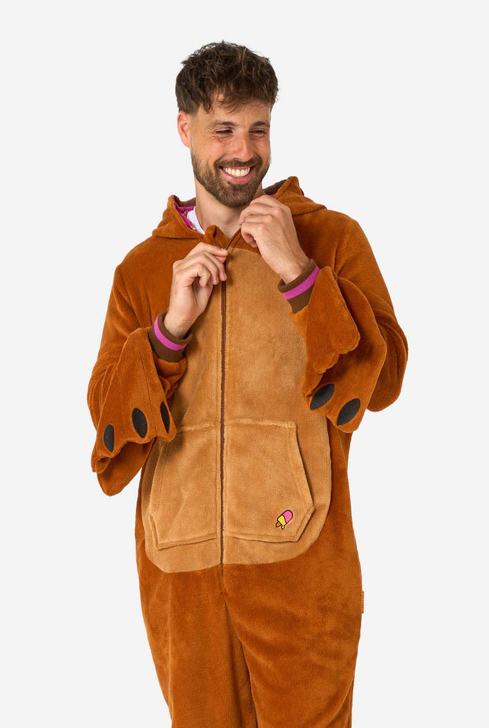 Ein Mann trägt einen braunen Walross Onesie, Teil der Tier Onesie Kollektion von OppoSuits.