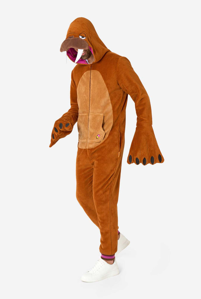 Ein Mann trägt einen braunen Walross Onesie, Teil der Tier Onesie Kollektion von OppoSuits.