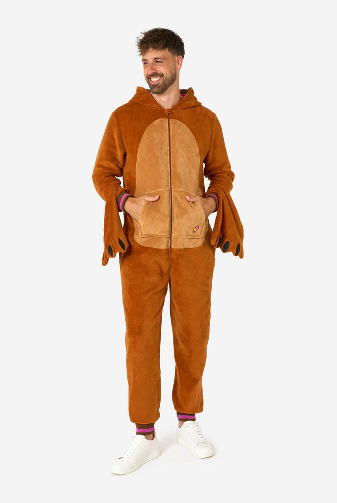 Ein Mann trägt einen braunen Walross Onesie, Teil der Tier Onesie Kollektion von OppoSuits.