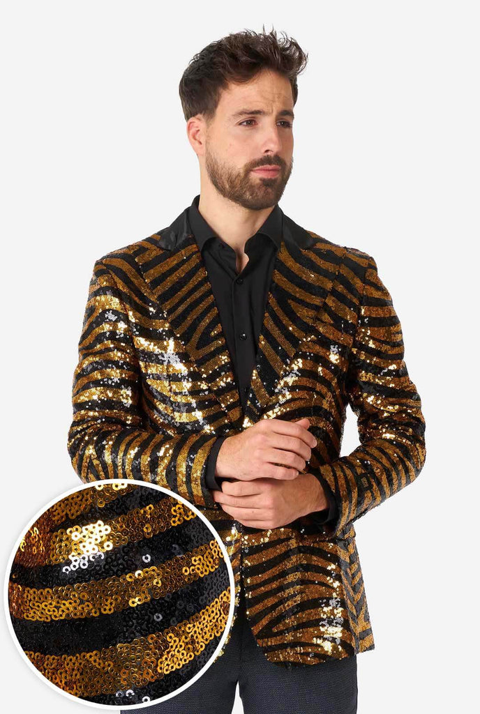 Mann, der schwarze und goldene Pailletten Tiger Stripe Blazer trägt